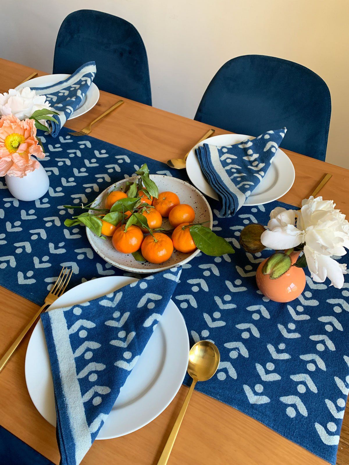 SUNDAY/MONDAY's hand block printed EGRET table runner and napkins. Printed with mud resist and dyed with natural indigo in India. Blue and white floral inspired table linens.