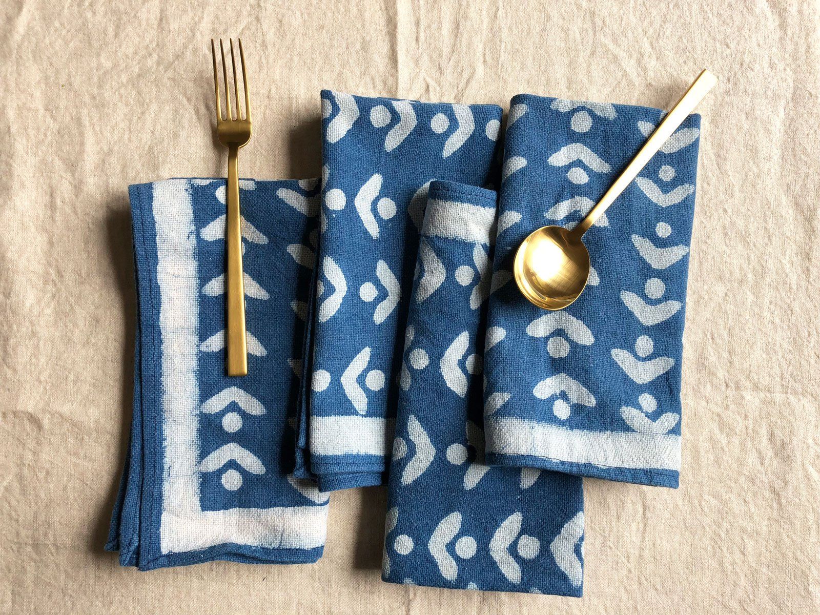 SUNDAY/MONDAY's hand block printed Egret cloth napkins are printed and hand dyed in natural indigo blue. Colorful blue and white cloth napkin set.
